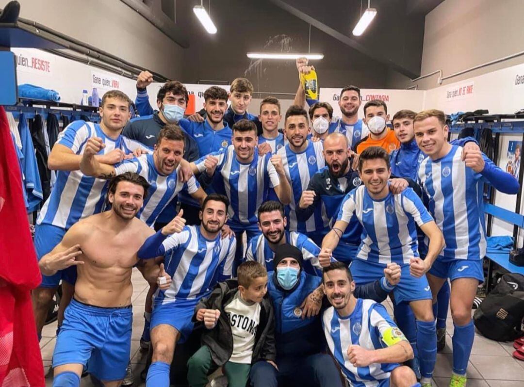 Los jugadores blanquiazules celebran la victoria