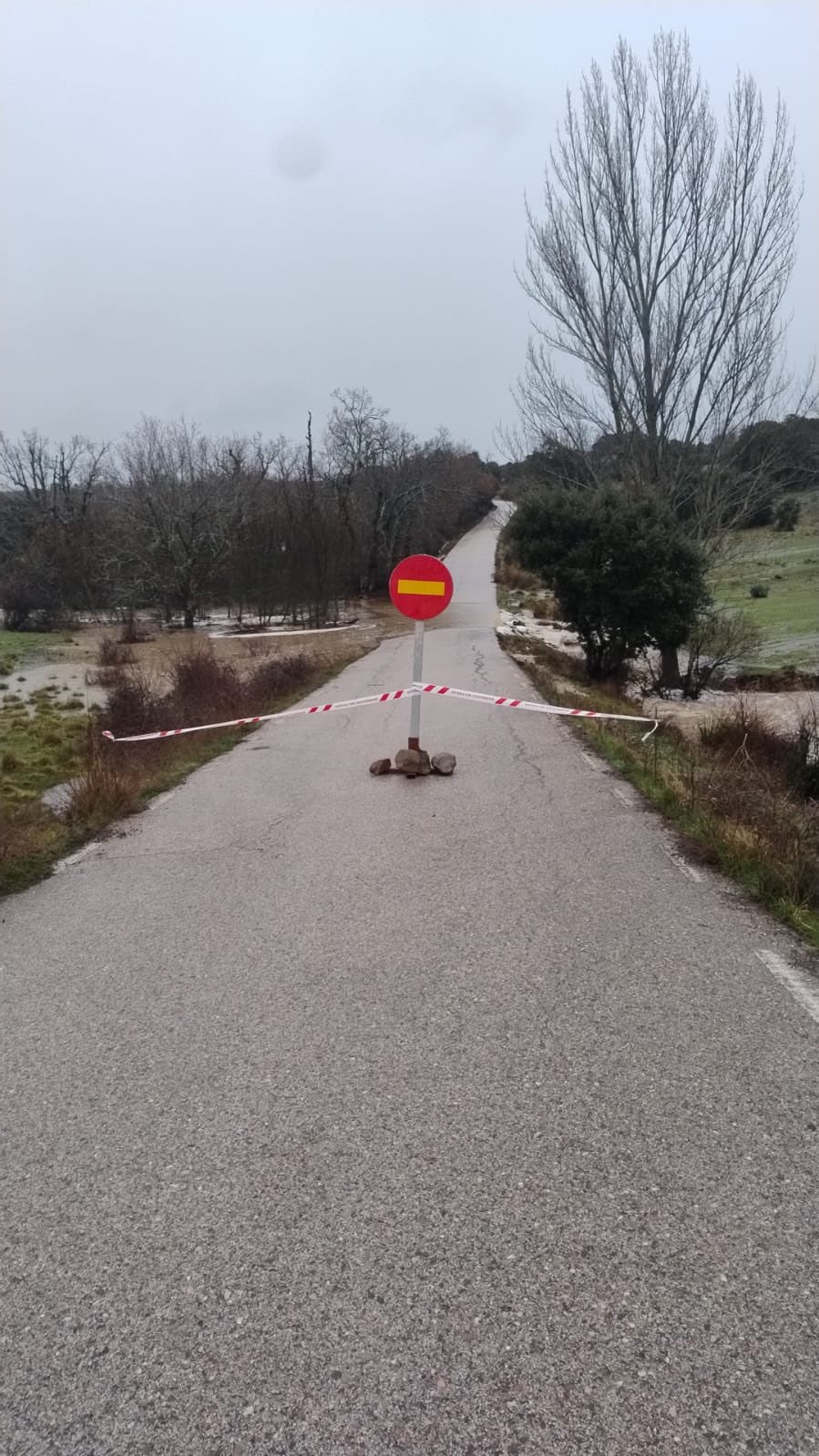 Carretera cortada por la lluvia