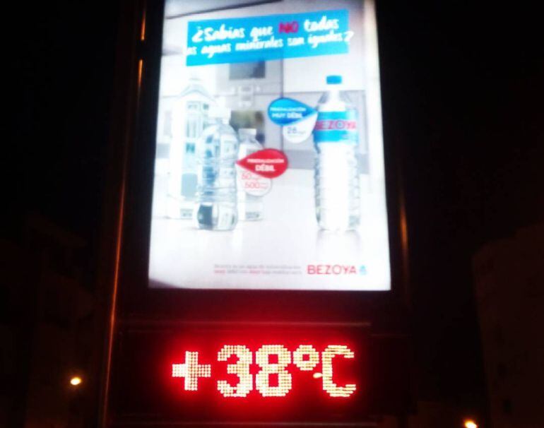 El termómetro del centro de Málaga marca 38 grados a las 23 h