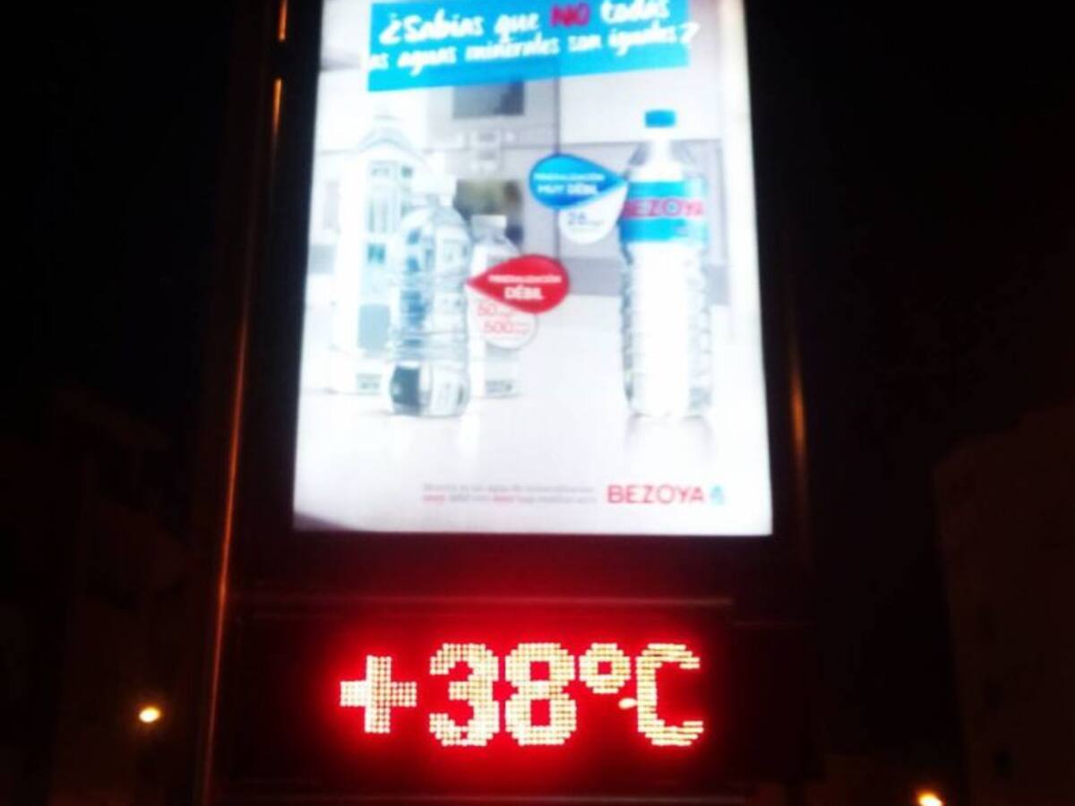 La noche más calurosa del año, por el terral, deja máximas de 38 grados