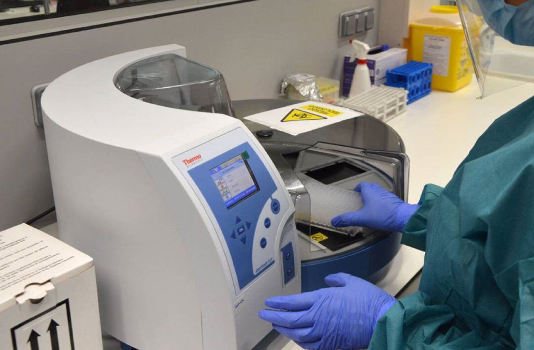 Una sanitaria en un laboratorio.