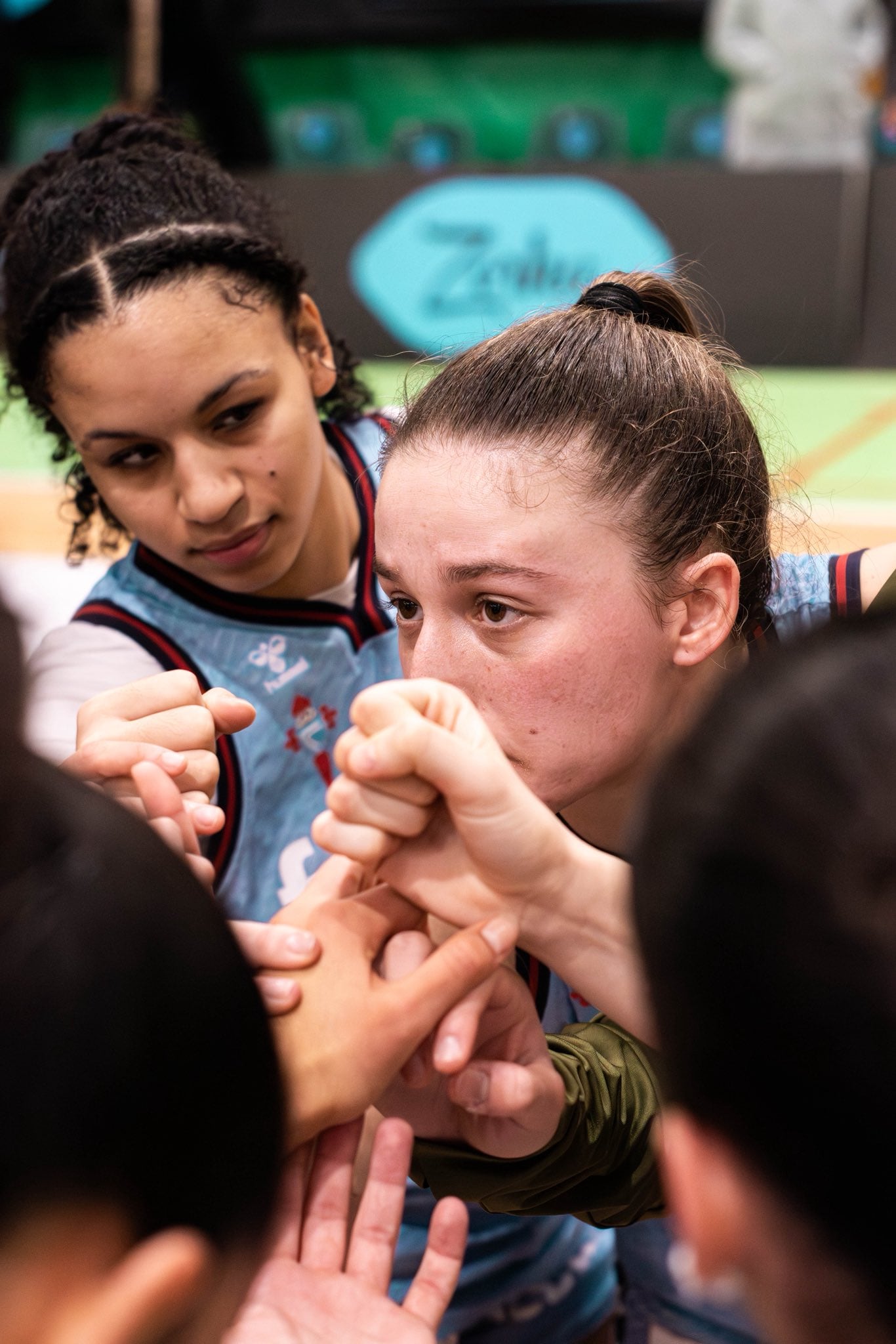 Giselle Thomas junto a Sara Vidal en Navia