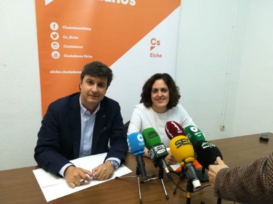 García-Ontiveros junto a la concejala Eva Crisol