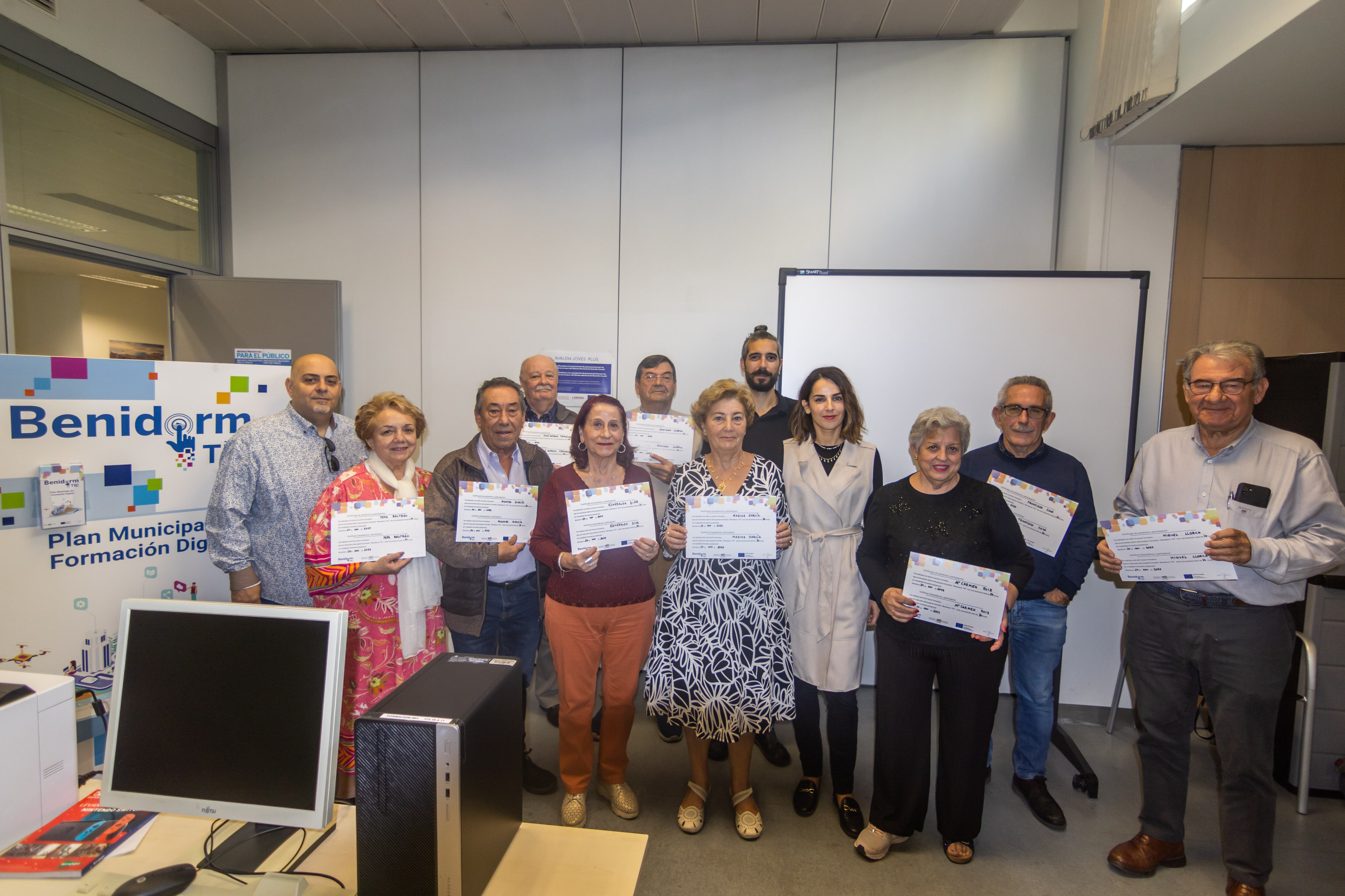 Algunos de los alumnos que han superado con éxito los cursos de &#039;Benidorm TIC&#039;