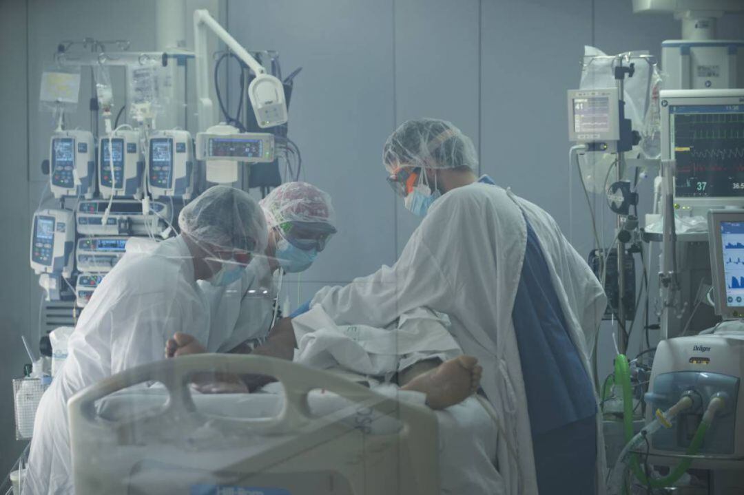 Sanitarios atendiendo a un paciente de Covid
