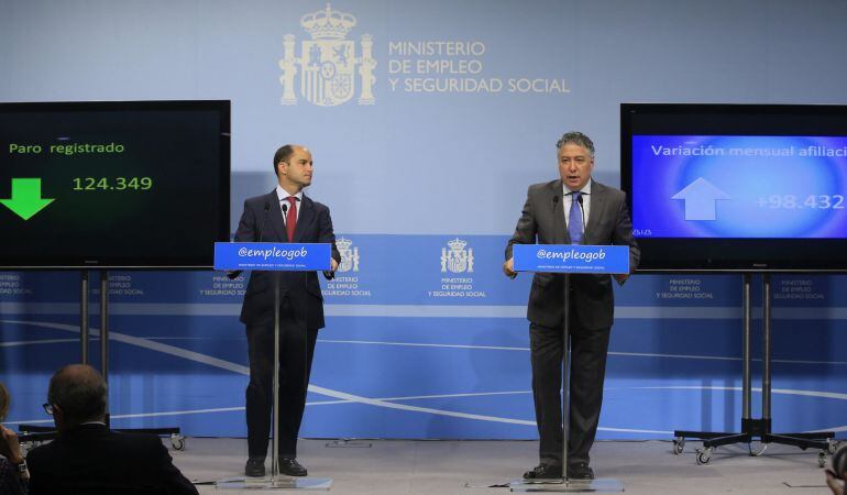 Los secretarios de Estado de Empleo y de Seguridad Social, Juan Pablo Riesgo (i) y Tomás Burgos, presentan los datos de paro registrado 