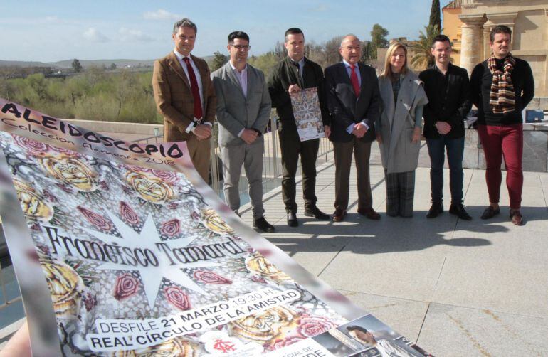 Víctor, el padre de Hugo, con el cartel anunciador, rodeado de autoridades y organizadores de las actividades benéficas