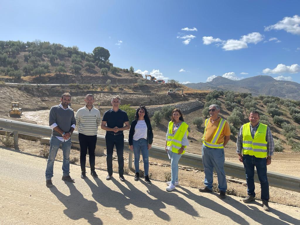 El diputado de Infraestructuras Municipales, José Luis Agea, (tercero por la izquierda) junto a responsables municipales de Cambil y Arbuniel.