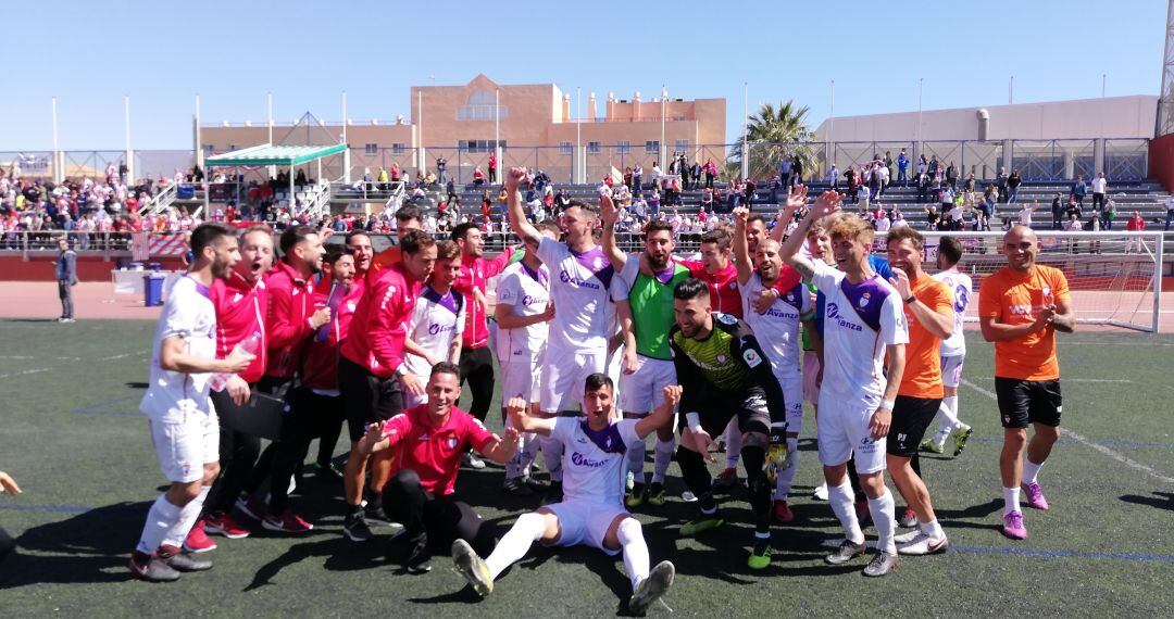 Los jugadores y el cuerpo técnico del Real Jaén celebran el triunfo en Almería.
