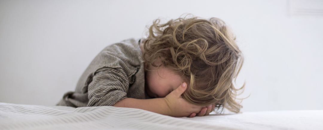 NIña con las manos en la cabeza