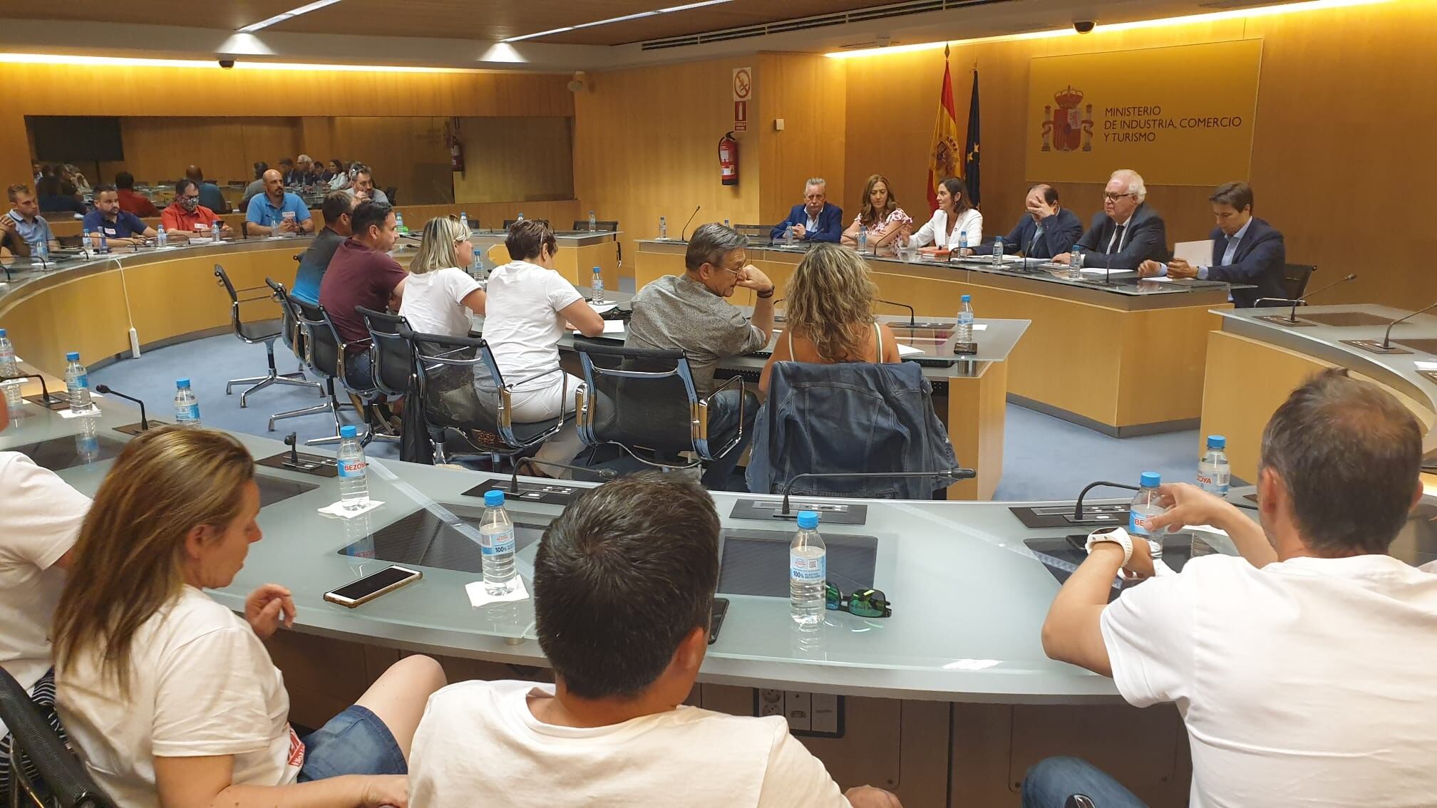 Momento de la reunión de trabajadores, inversores y Ministerio de Industria