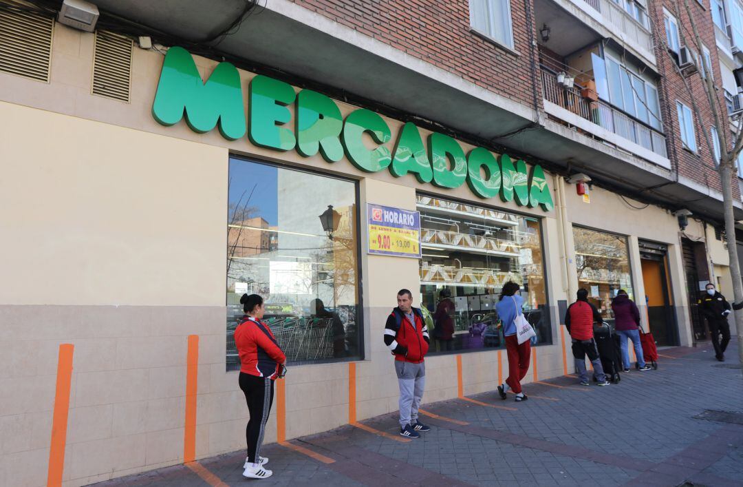Varias personas esperan para poder entrar a comprar en un supermercado Mercadona de Madrid en plena crisis sanitaria por coronavirus donde los españoles llevan confinados en sus hogares casi dos semanas, en Madrid (España)