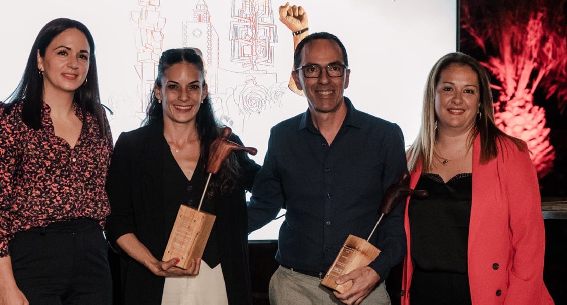 Los representantes de Cruz Roja y el &#039;Proyecto Diversos&#039; de la Escuela Celia Medina, galardonados con los II Premios Alexis Tejera del PSOE de San Bartolomé.