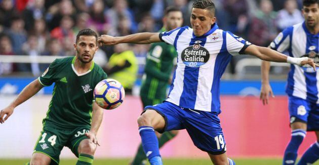 Fajr defiende un balón de Durmisi