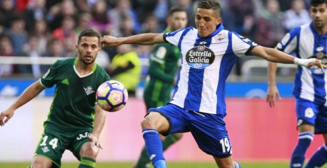 Fajr defiende un balón de Durmisi