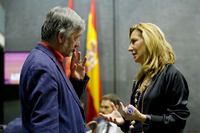 Koldo Martínez, portavoz de Geroa Bai, conversa con la portavoz del PPN, Ana Beltrtán, durante una sesión plenaria