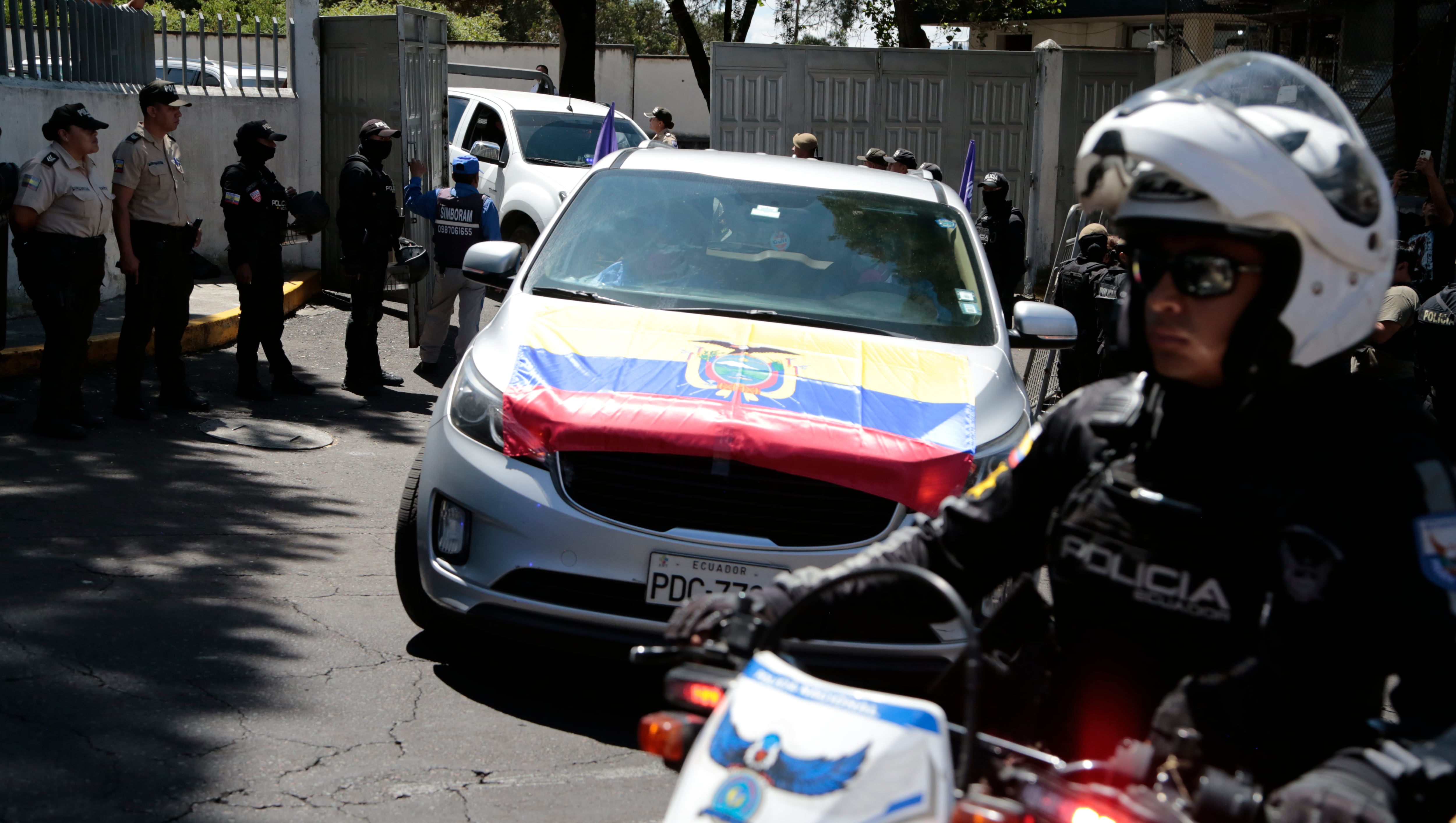 Fotografía del coche fúnebre en el cual es trasladado el cuerpo del candidato presidencial Fernando Villavicencio desde a la morgue del Servicio Nacional de Ciencias Forenses hacia una funeraria. EFE/ Santiago Fernández