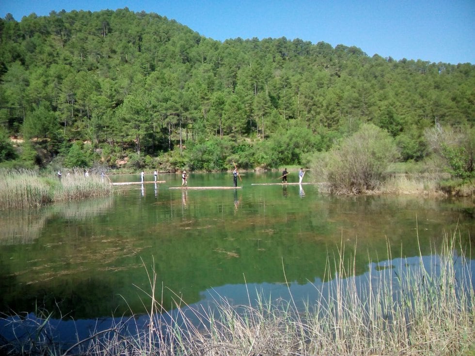 Maeros practicando la bajada por río.