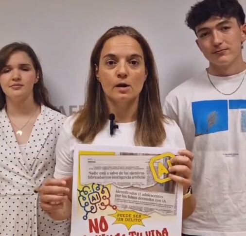 La alcaldesa, Sara Hernández y dos estudiantes en el video de campaña del Ayuntamiento de Getafe sobre el buen uso de la Inteligencia Artificial.