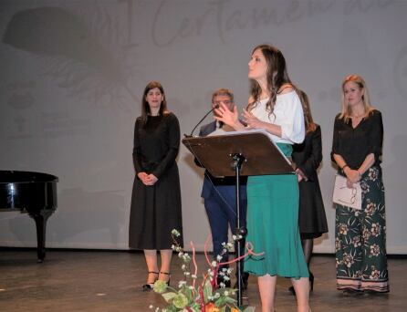 Mª Jesús Pérez Navarro, segundo premio por “El sufrimiento de las cigarras”, durante su intervención tras recibir el premio.