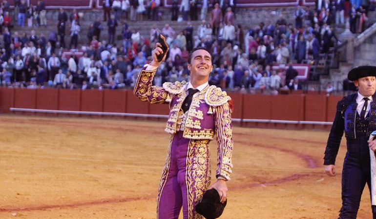 David Fandila &#039;El Fandi&#039; con la oreja que le cortó al sexto toro de la tarde