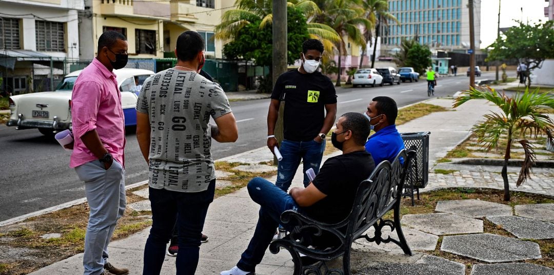 Integrantes de la selección cubana de béisbol esperan solicitar sus visas frente a la Embajada de Estados Unidos en La Habana para asistir al Torneo Clasificatorio Olímpico de Béisbol, el 20 de mayo de 2021