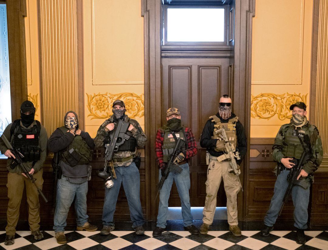Un grupo de ciudadanos armados irrumpe en el capitolio de Michigan.