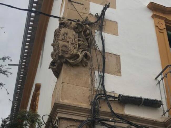 El cableado aéreo en el laberinto de las ciudades.
