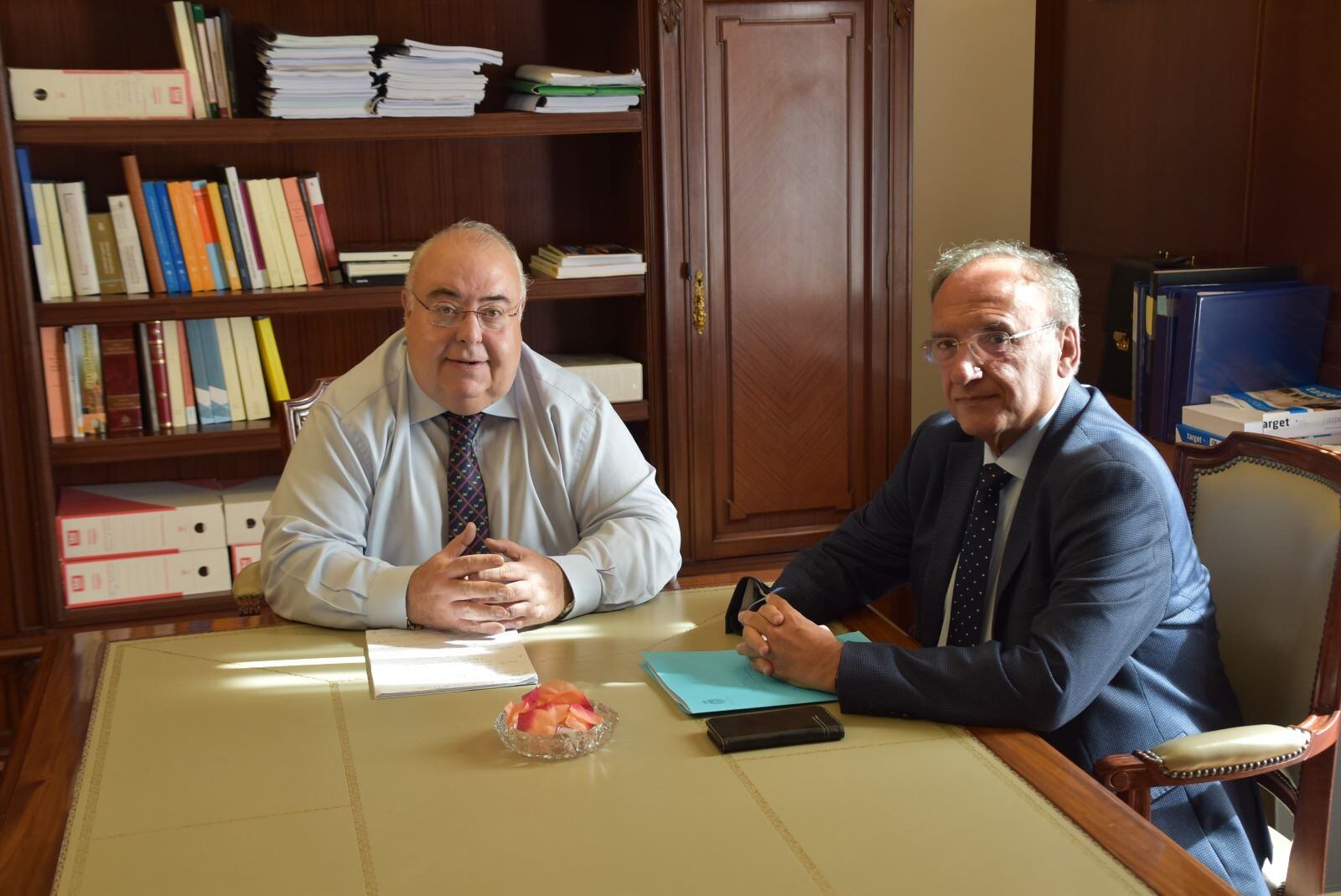 El senador por Lanzarote y La Graciosa, Manuel Fajardo Palarea, con el secretario de Estado de Justicia, Antonio Rodríguez Esquerdo.