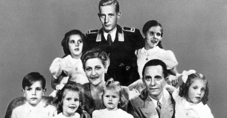 Retratode la familia Goebbels con Magda en el centro de la imagen