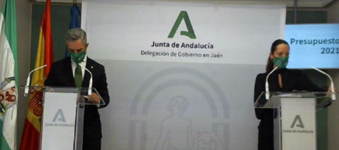 El consejero de Hacienda, Juan Bravo y la delegada de la Junta en Jaén, Maribel Lozano, presentan los presupuestos de 2021.
