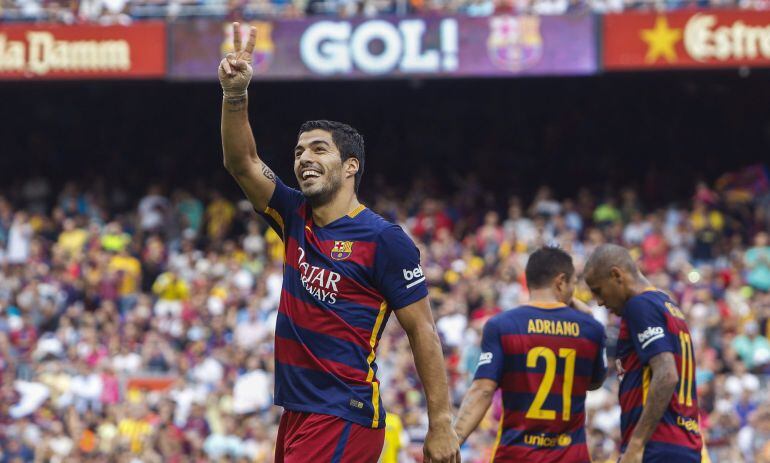 El delantero uruguayo del FC Barcelona Luís Suárez celebra un gol