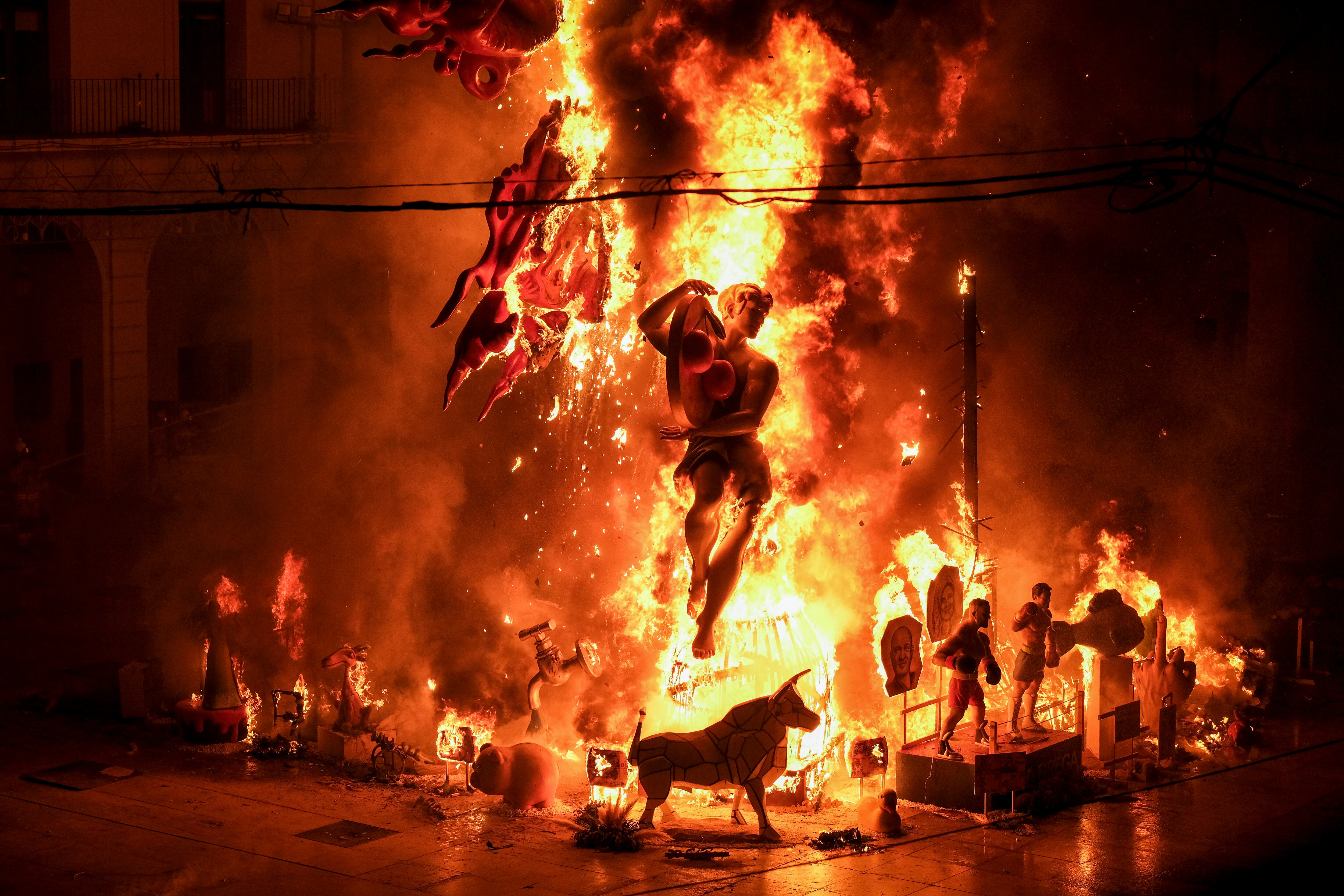 ALICANTE, 24/06/2025.- La hoguera oficial instalada en la plaza del Ayuntamiento de Alicante arde en la noche del martes durante la ´Nit de la Cremà´ en una de las noches más emblemáticas de las fiestas que se celebran en la capital alicantina. EFE / Pablo Miranzo
