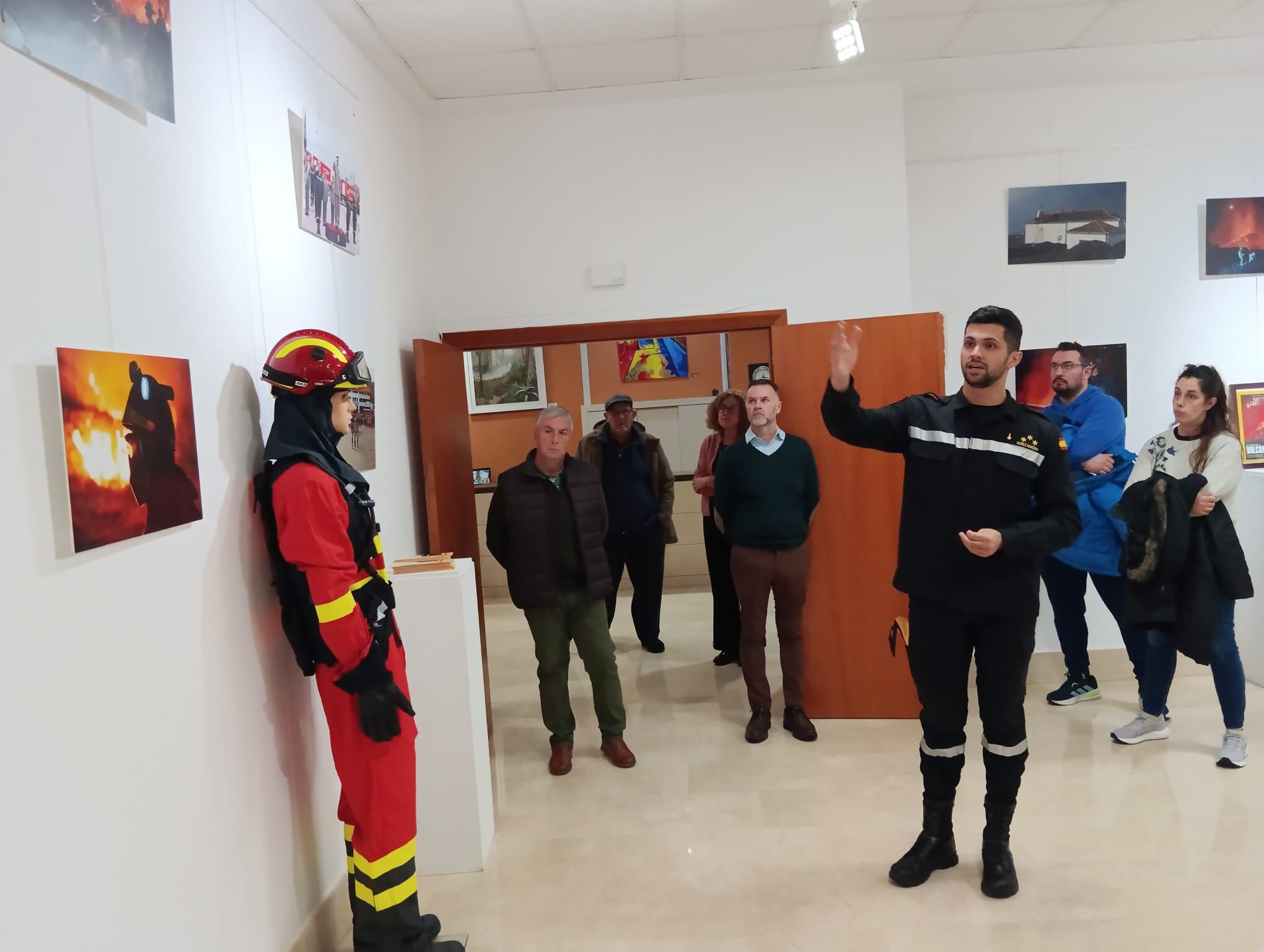 Visita guiada en la presentación de la exposición a cargo del Capitán Núñez del V Batallón