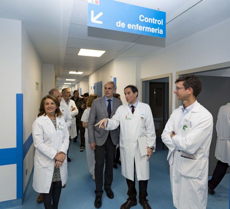 El Consejero de Sanidad, Enrique Ruiz Escudero, visita la sexta planta del Hospital Universitario de Móstoles