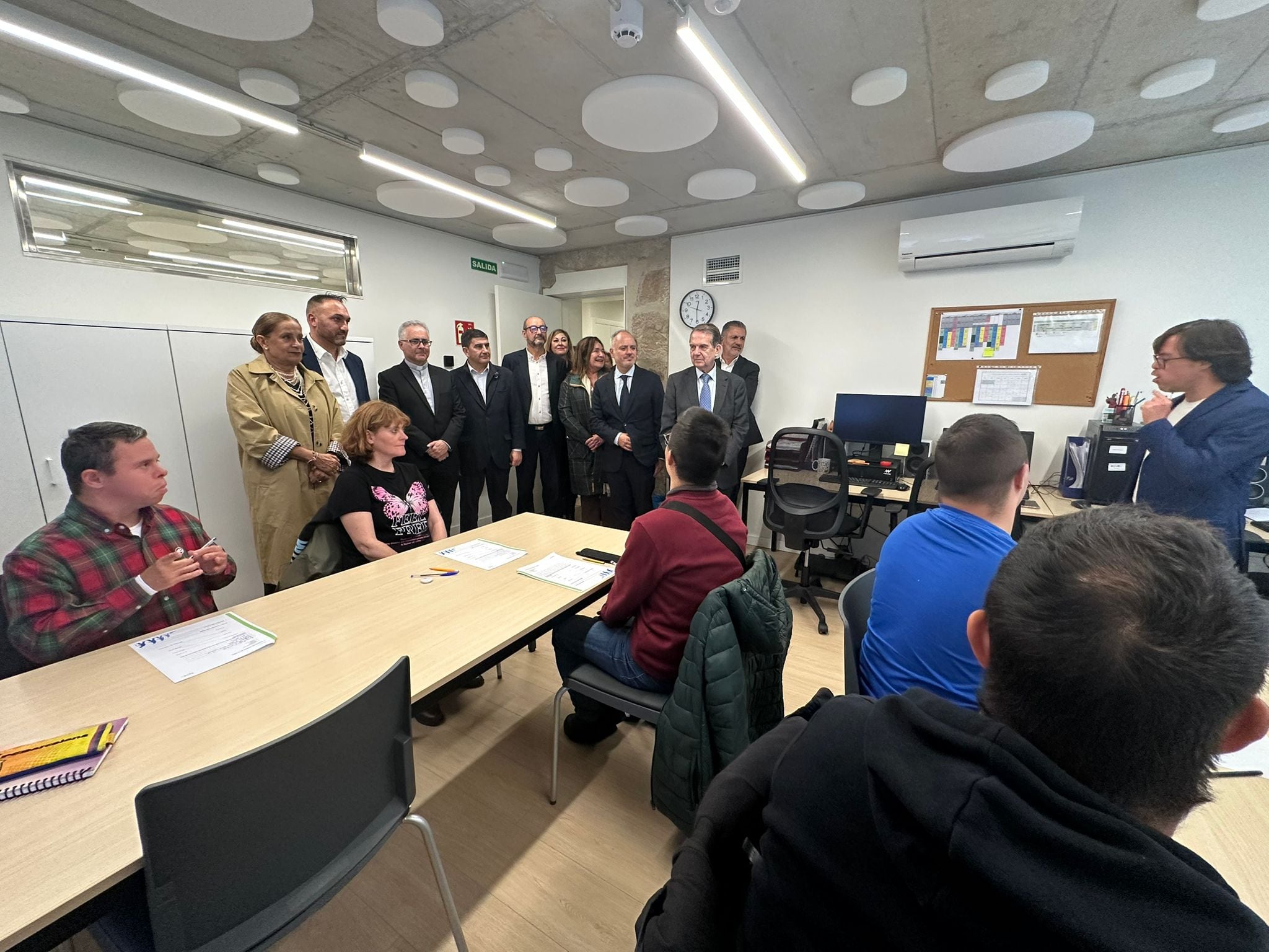 Autoridades visitando la sede de Down Vigo durante su inauguración