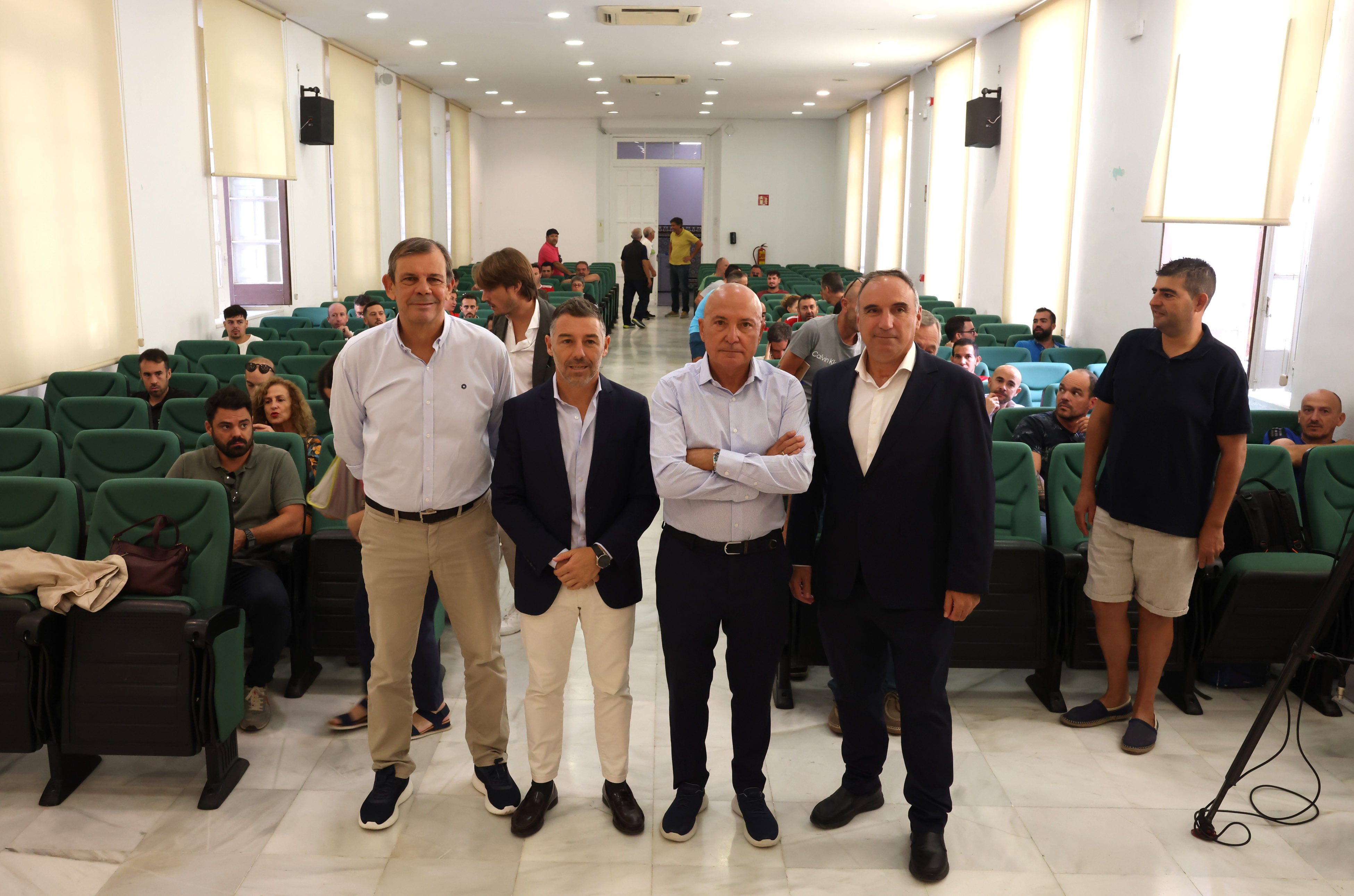 La 26ª campaña ‘El deporte es vida en la provincia’ de la Diputación y el Unicaja llevará a 2.000 malagueños de 65 municipios a los partidos del equipo cajista