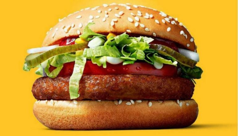 La hamburguesa está hecha de soja y, por supuesto, no lleva queso.