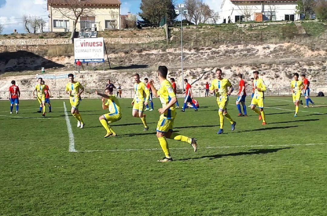 Adeva celebra junto a sus compañeros el 0-1 que puso por delante a los arandinos.