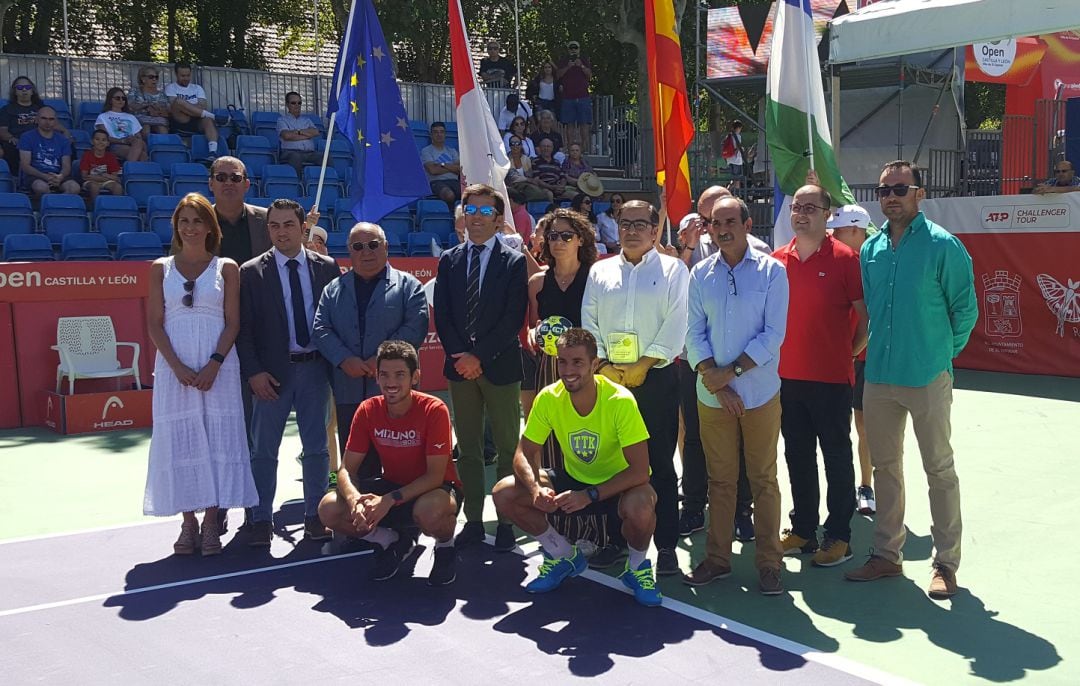 Inauguración del Open Castilla y León Villa de El Espinar con representantes institucionales y miembros de la directiva y jugadores del Viveros Herol Balonmano Nava, hjomenajeados