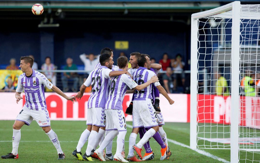 Los jugadores del Real Valladolid felicitan al portero Masip tras detener el penalti al Villareal