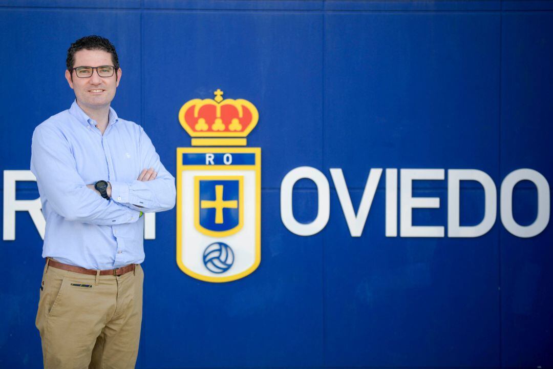 Álex Rodríguez posando junto al escudo del Real Oviedo.