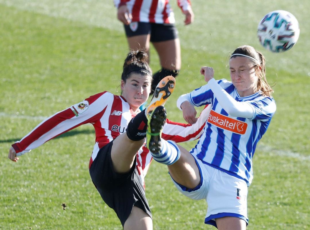 Gemma Gili disputa un balón con la rojiblanca Laura García