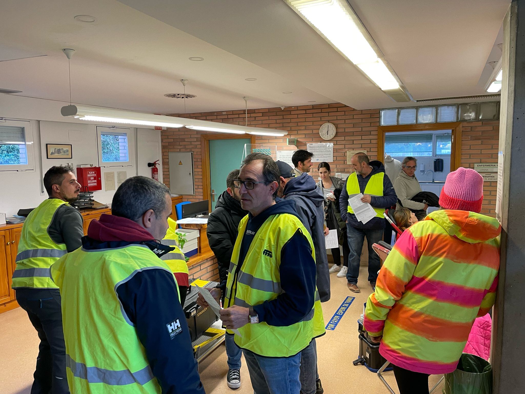 Interior del Centro de Salud con los agricultores que iban a donar
