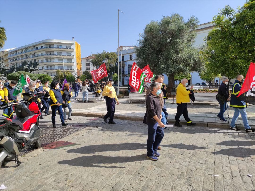 Los trabajadores de Correos han protagonizado una marcha por el centro de Jerez