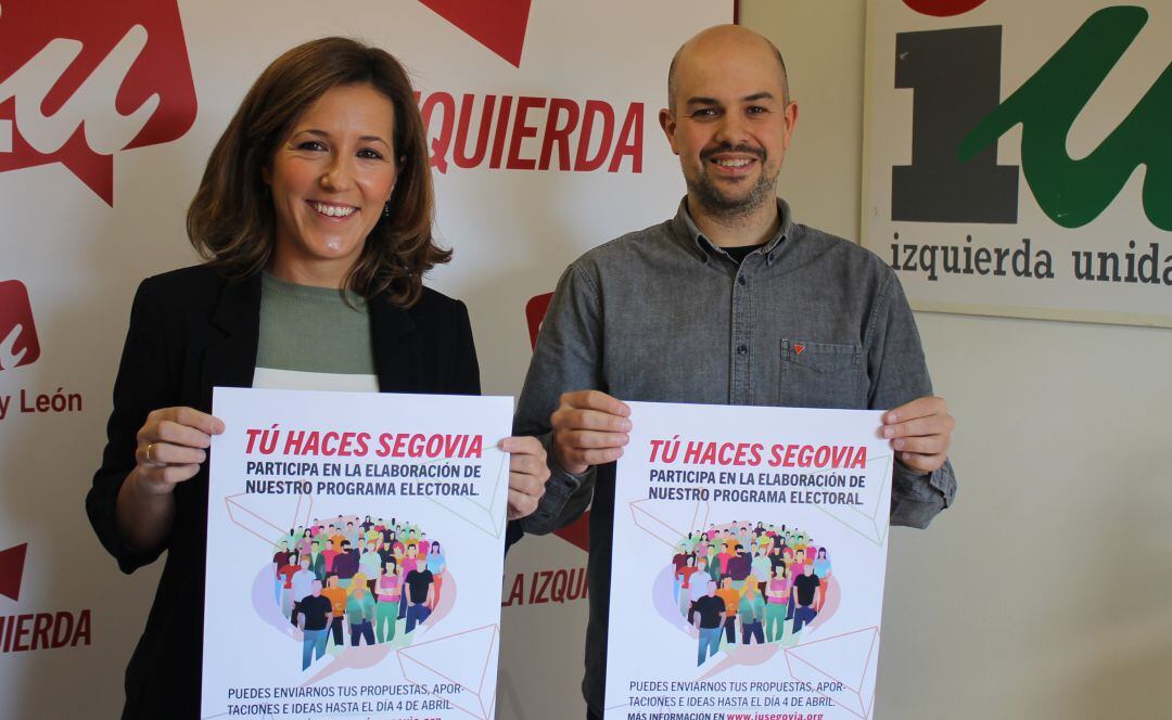 Ana Peñalosa y Ángel Galindo con el cartel de la campaña 