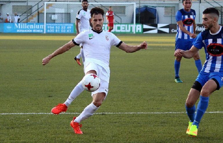 El centrocampista catalán con los colores del Ceuta.