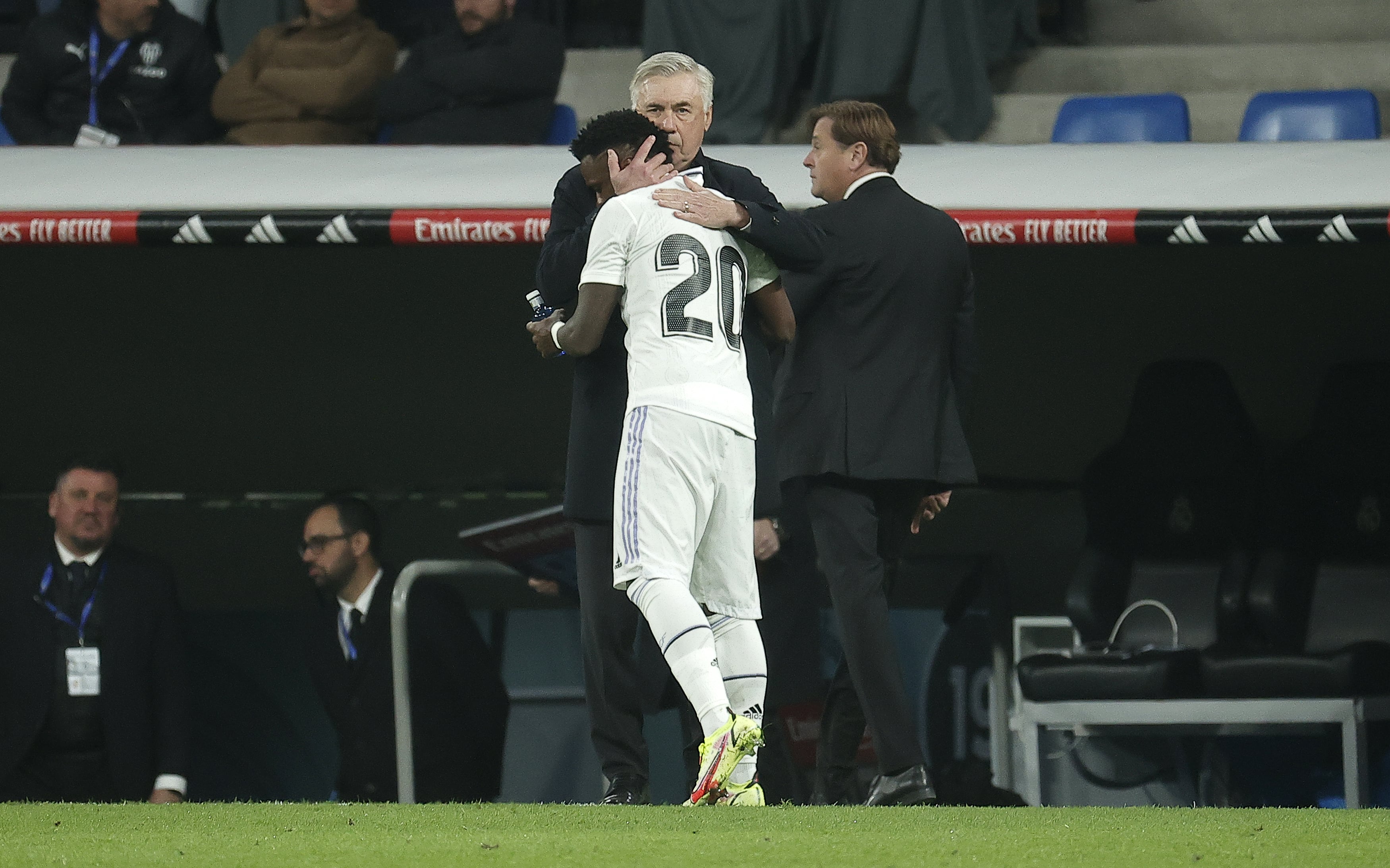 Vinícius Júnior y Carlo Ancelotti se abrazan durante el pasado partido contra el Valencia