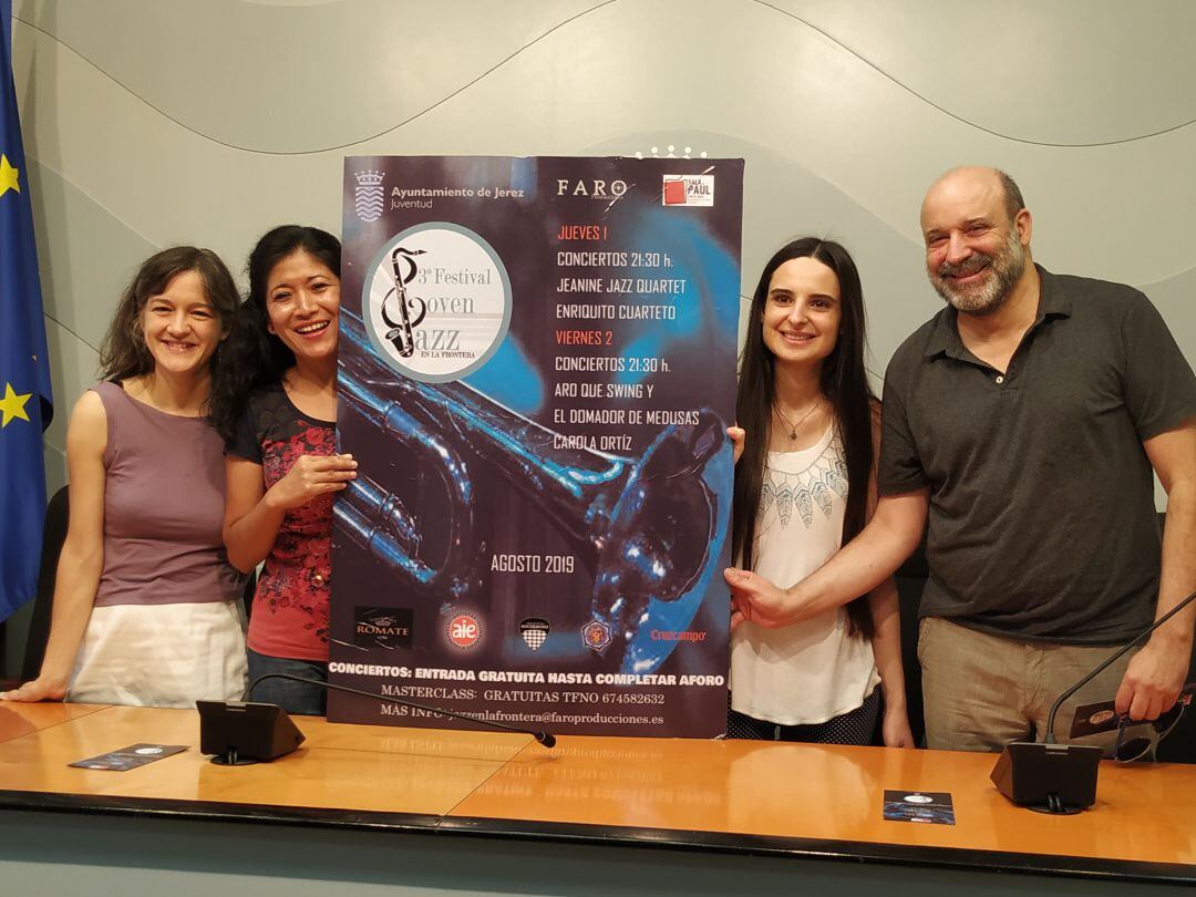 Ana Hérica, delegada de Juventud, acompañada de Paco y Sofía Barroso, promotores del festival, y Elena Jiménez, del grupo Domador de Medusas