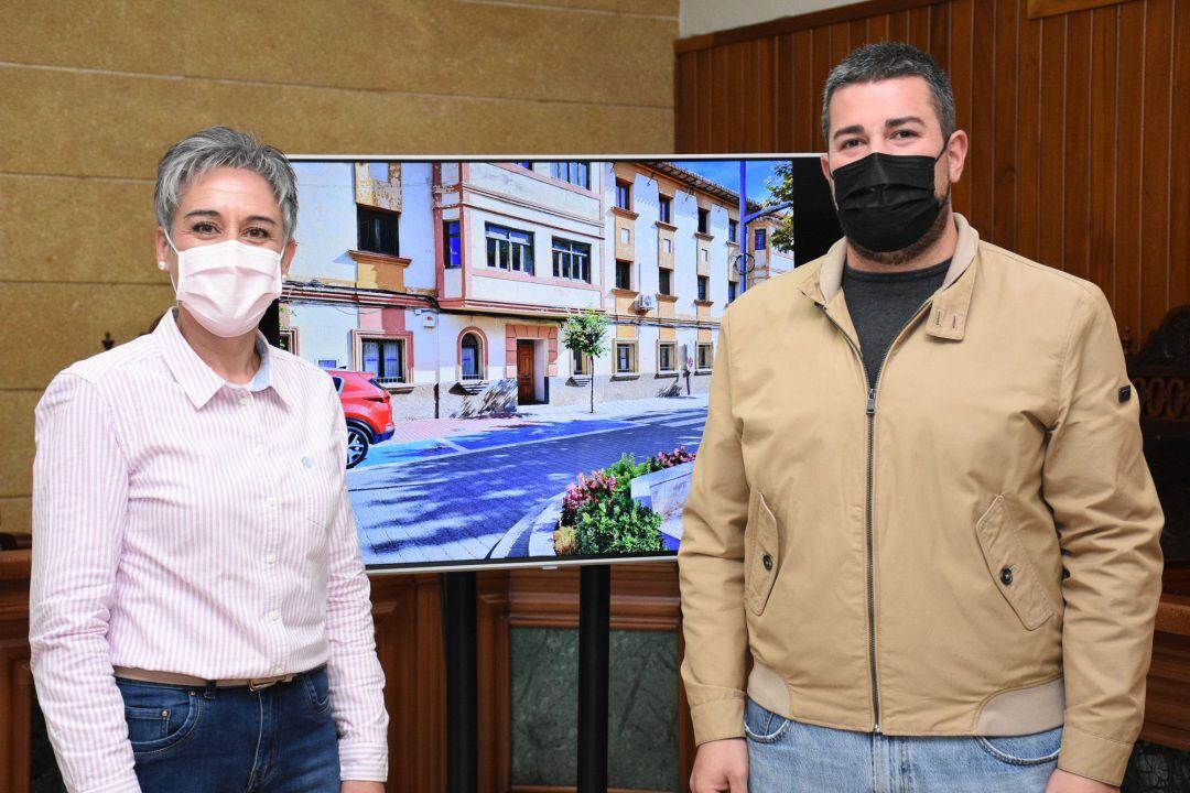 La alcaldesa y el concejal durante la presentación del concurso